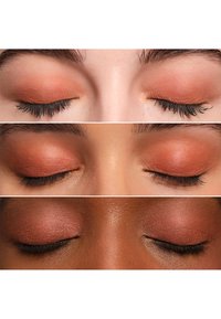 Drei geschlossene Augen, die matte Lidschatten in warmen Orangetönen zeigen und dabei verschiedene Wimpernlängen sowie subtile Hauttexturen hervorheben.