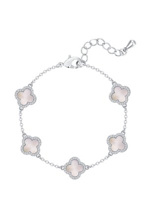 Pulsera de cadena de plata con cinco colgantes en forma de trébol de nácar rosa, cada uno delineado con pequeños cristales transparentes, y un broche ajustable.