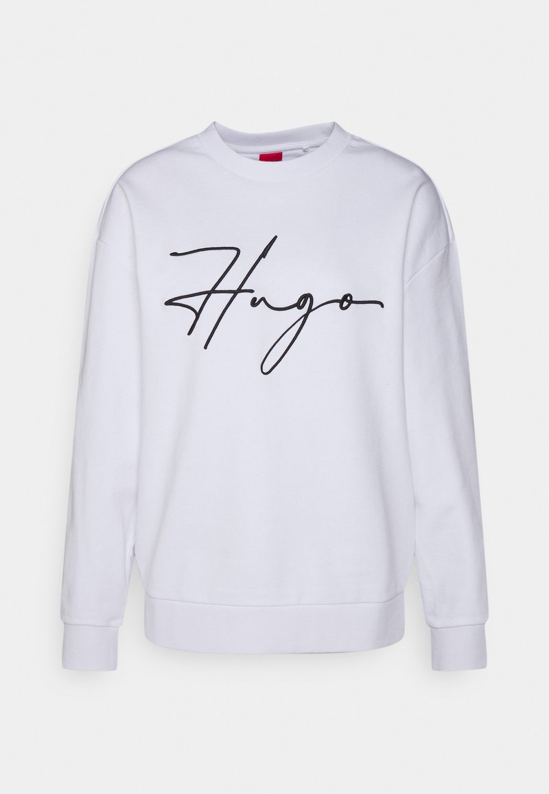 Felpa bianca con scollatura a girocollo, maniche lunghe e un logo "Hugo" nero scritto in corsivo stampato sul davanti. Il materiale appare morbido e liscio.