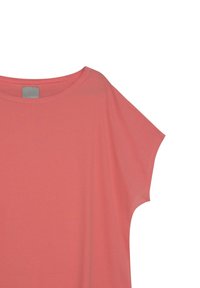 Korale różowa bluzka z krótkim rękawem, o szerokim okrągłym dekolcie i miękkim, lekkim materiale na białym tle.
