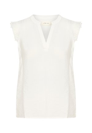 Biela blúzka s výstrihom do V a čipkovým lemovaním na ramenách. Mäkká tkanina s voľným strihom a minimálnymi textúrnymi detailami. Značková etiketa viditeľná vo vnútri.
