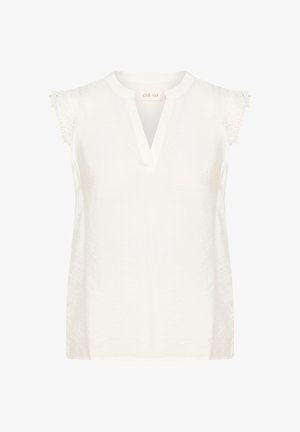 Biela blúzka s výstrihom do V a čipkovým lemovaním na ramenách. Mäkká tkanina s voľným strihom a minimálnymi textúrnymi detailami. Značková etiketa viditeľná vo vnútri.