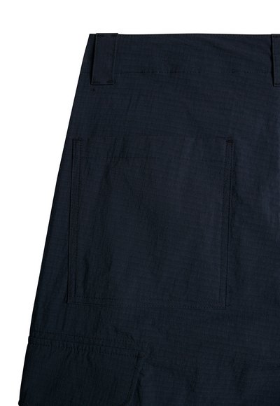 Marinefarbene Cargo-Hosen aus strukturiertem Stoff mit zwei hinteren Taschen und Gürtelschlaufen, geradem Schnitt und subtilen Karomuster-Details.
