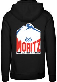 Fekete kapucnis pulóver, nagyméretű fehér és kék hegyábrázolással. Szöveg: "MORITZ ALTITUDE 1.800 M - 1.822 M" feltűnő piros betűkkel.