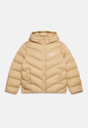 Beige pufferjack met capuchon, ritssluiting aan de voorkant, twee zijzakken en wit Nike-logo op de linkerborst.