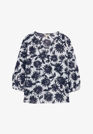 Blusa floral azul marino con mangas de tres cuartos, escote en V y tejido ligero que presenta un atrevido patrón de flores sobre un fondo blanco.