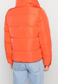 ONLY Chaqueta de invierno - orange