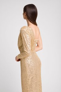 Złota sukienka cekinowa z długim, drapowanym rękawem i odkrytymi plecami. Gładka tekstura z dopasowanym krojem podkreślającym kształt sylwetki.