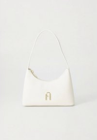 Hvit skinnhåndveske med buet silhuett, gullfarget metallutstyr og glidelåslukking. Har en fremtredende logodetalj på fronten.