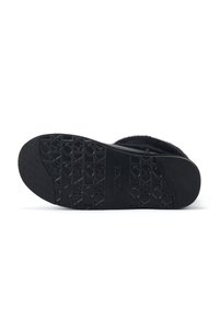 Semelle en caoutchouc noir présentant un motif de traction texturé et un bord rembourré pour le confort. Fini lisse avec un talon arrondi.