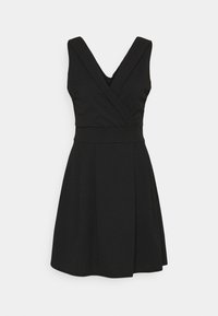 Černé šaty bez rukávů s výstřihem ve tvaru V, překříženým živůtkem, přiléhavým pasem a rozšířenou sukní ke kolenům na bílém pozadí.