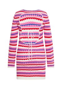 Rochie tricotată cu un model ondulat în roșu, roz, albastru și alb. Mâneci lungi și un design unic la spate cu închidere prin legare.