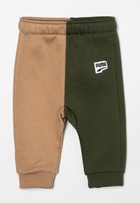 Pantalones de chándal PUMA con un diseño dividido en caqui y verde oscuro, fabricados en un suave tejido con cintura elástica y puños.
