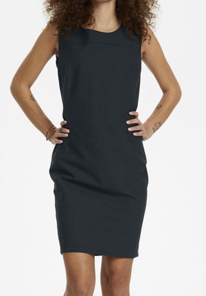 Knielanges, dunkelgraues Kleid aus weichem Stoff. Verfügt über ein ärmelloses Design und geschwungene Nahtdetails am Ausschnitt und an den Seiten.