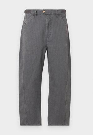 Γκρι παντελόνια με ίσια γραμμή, μπροστινές τσέπες, θηλιές για ζώνη και κλείσιμο με ορειχάλκινο κουμπί, εμφανιζόμενα σε λευκό φόντο.