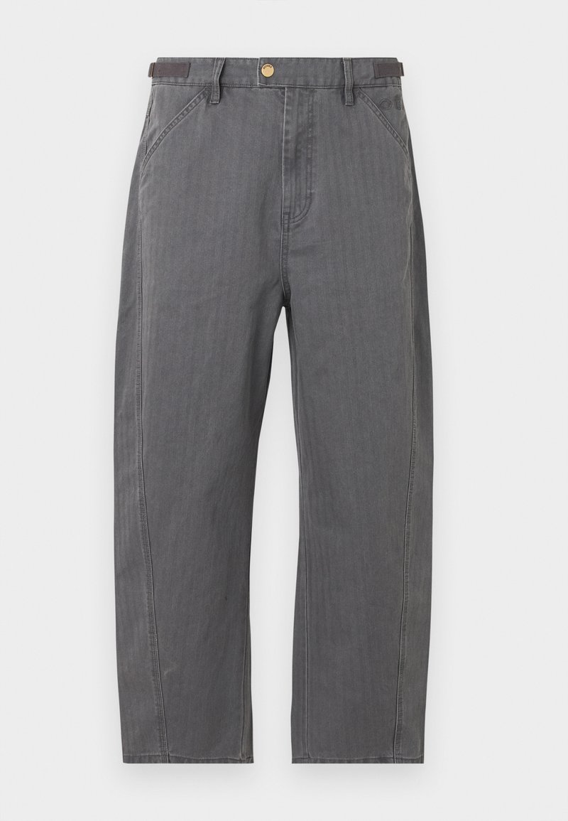 Grijze broek met rechte pijpen, voorzakken, riemlussen en een messing knoopsluiting, getoond op een witte achtergrond.