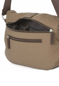 Tan crossbodytas met een hoofdvak dat is afgesloten met een ritssluiting en een kleiner voorvak. Voorzien van neutrale stof en zilverkleurige metalen accenten.