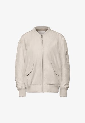 Beige bomberjakke med frontlynlås, ribbede ærmer og to forlommer. Materialet har en glat, blød tekstur. Har en diskret arm lomme.