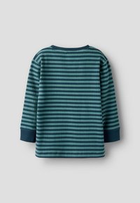 Koszulka z długim rękawem, dzianinowa, w poziome ciemne i jasne odcienie turkusu oraz ciemnoturkusowe mankiety, przedstawiona z tyłu na jasnym tle.