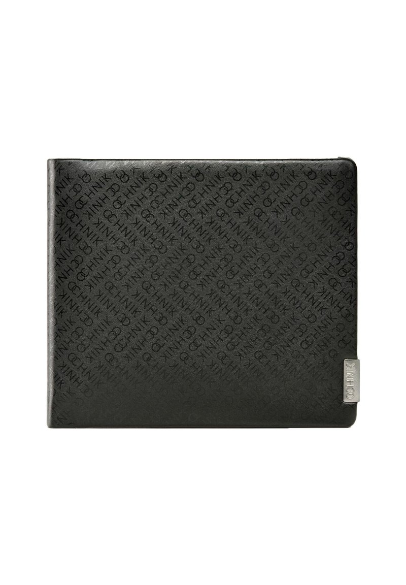 Czarny portfel z syntetycznego materiału z wytłoczonym wzorem logo, kwadratowym kształtem, gładką fakturą i metalicznym akcentem z detalami marki.