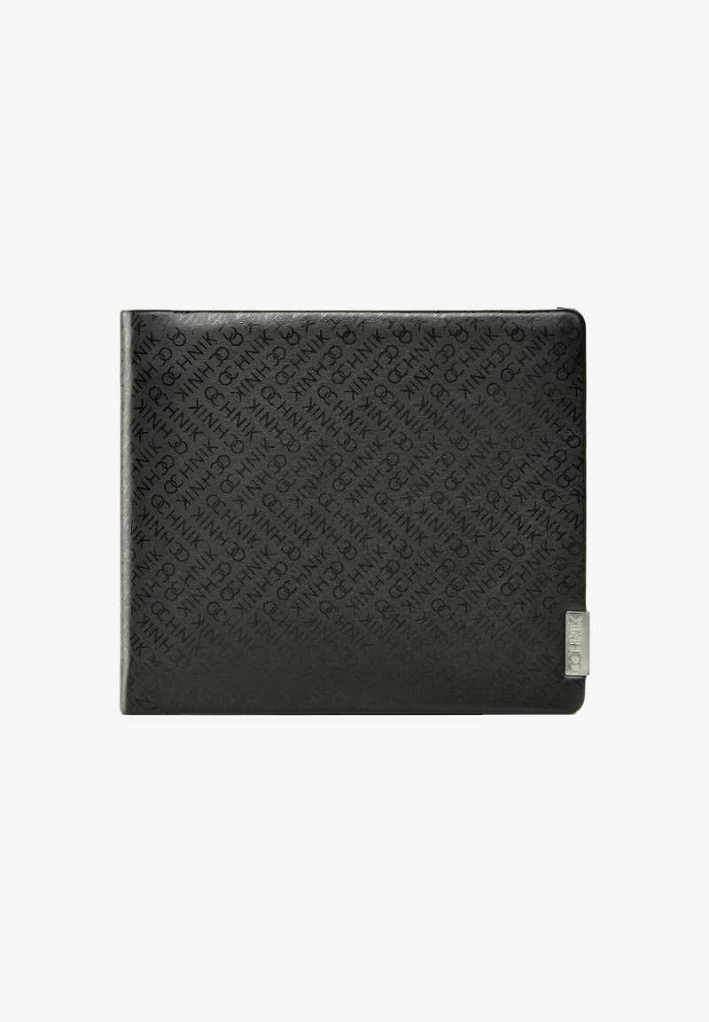 Czarny portfel z syntetycznego materiału z wytłoczonym wzorem logo, kwadratowym kształtem, gładką fakturą i metalicznym akcentem z detalami marki.
