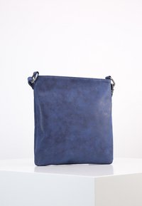 Čtvercová modrá syntetická taška hladké textury s ramenním popruhem a jednoduchým designem, bez viditelného kovového příslušenství nebo vzorů.