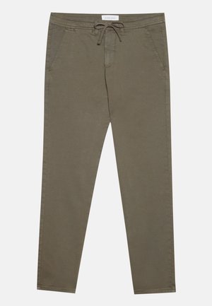 Pantalones de algodón color verde oliva con cintura ajustable, bolsillos frontales y diseño de pierna ajustada. Textura suave con detalles de costuras sutiles.