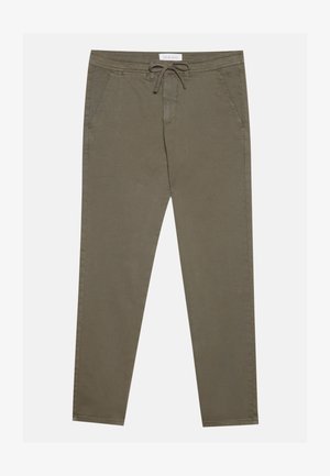 Pantalons en coton vert olive avec taille à cordon, poches avant et design de jambes fuselées. Texture douce avec des détails de couture subtils.