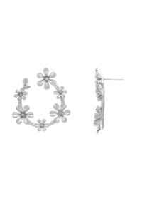 Orecchini ad anello floreali in argento con un design testurizzato che presenta più fiori, mostrando una superficie liscia e una leggera lucentezza.
