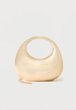 Elegante, metallisch goldene Handtasche mit abgerundeter Form, integriertem rundem Griff und einem kurzen goldenen Kettendetail vor weißem Hintergrund.