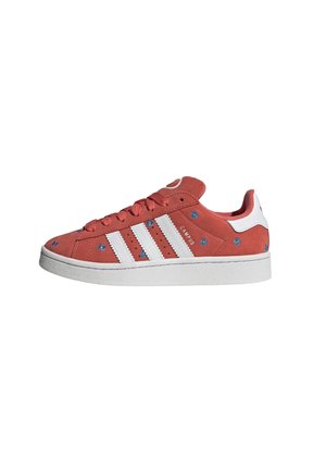 Rød Adidas Campus sneaker med hvide striber, blå blomster mønstre, hvid sål og teksten "CAMPUS" på siden, vendt mod højre.