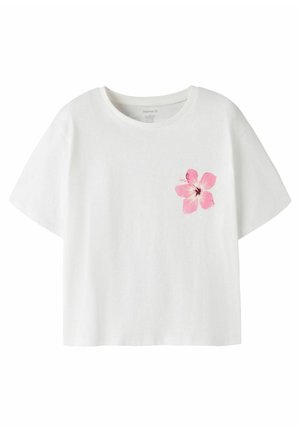 Witte T-shirt met korte mouwen en een ronde hals met een kleine roze hibiscusbloemprint op de linkerborst.