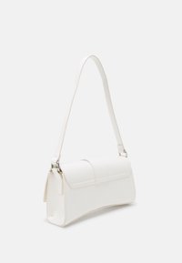 Borsa bianca con una finitura in ecopelle liscia, una forma strutturata e una chiusura a pattina. Presenta una sola tracolla regolabile.