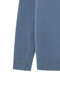 Světle modrý pletený svetr s žebrovanými manžetami, na dolním lemu vyšívaný hnědý text "JEANS." Hladká textura, přiléhavý střih.