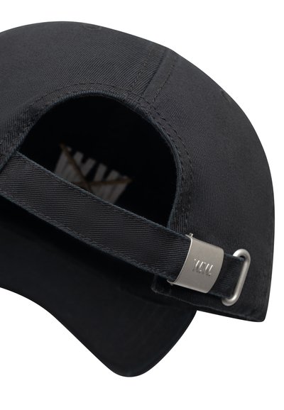 Μαύρο καπέλο με καμπυλωτό γείσο, κατασκευασμένο από λεία ύφασμα. Διαθέτει μεταλλικό ρυθμιζόμενο λουρί στο πίσω μέρος και εσωτερική επένδυση με σχέδιο.