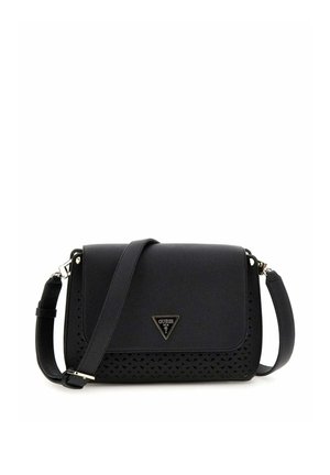 Sac bandoulière noir avec sangle réglable, panneau avant inférieur perforé et plaque triangulaire avec le logo Guess sur la fermeture à rabat.