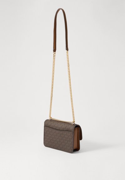 Sac à main en cuir marron à motifs avec une chaîne en or, de forme rectangulaire, avec un rabat supérieur et une texture lisse.