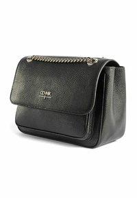 Czarna skórzana torebka o fakturowanej powierzchni, z klapą na zamek, srebrnym łańcuchem jako akcentem oraz z wyraźną, zorganizowaną formą.