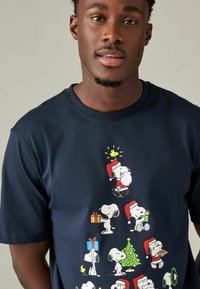 Next LICENCE CHRISTMAS - REGULAR FIT - Marškinėliai su spaudiniu - navy snoopy