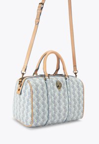 Blauwe geweven handtas met beige leren accenten, dubbele handvatten bovenaan, een afneembare schouderband en een decoratieve metalen sluiting.