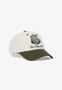 Gorra de béisbol de algodón con corona blanca y visera verde oliva. Presenta un diseño gráfico de un edificio y "Karl Lagerfeld" bordado.