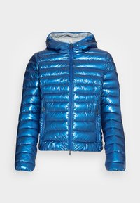 Glanzende, blauwe gewatteerde jas met een rits aan de voorkant, horizontaal doorgestikt ontwerp en een capuchon. Voorzien van zijzakken en een gladde voering aan de binnenkant.