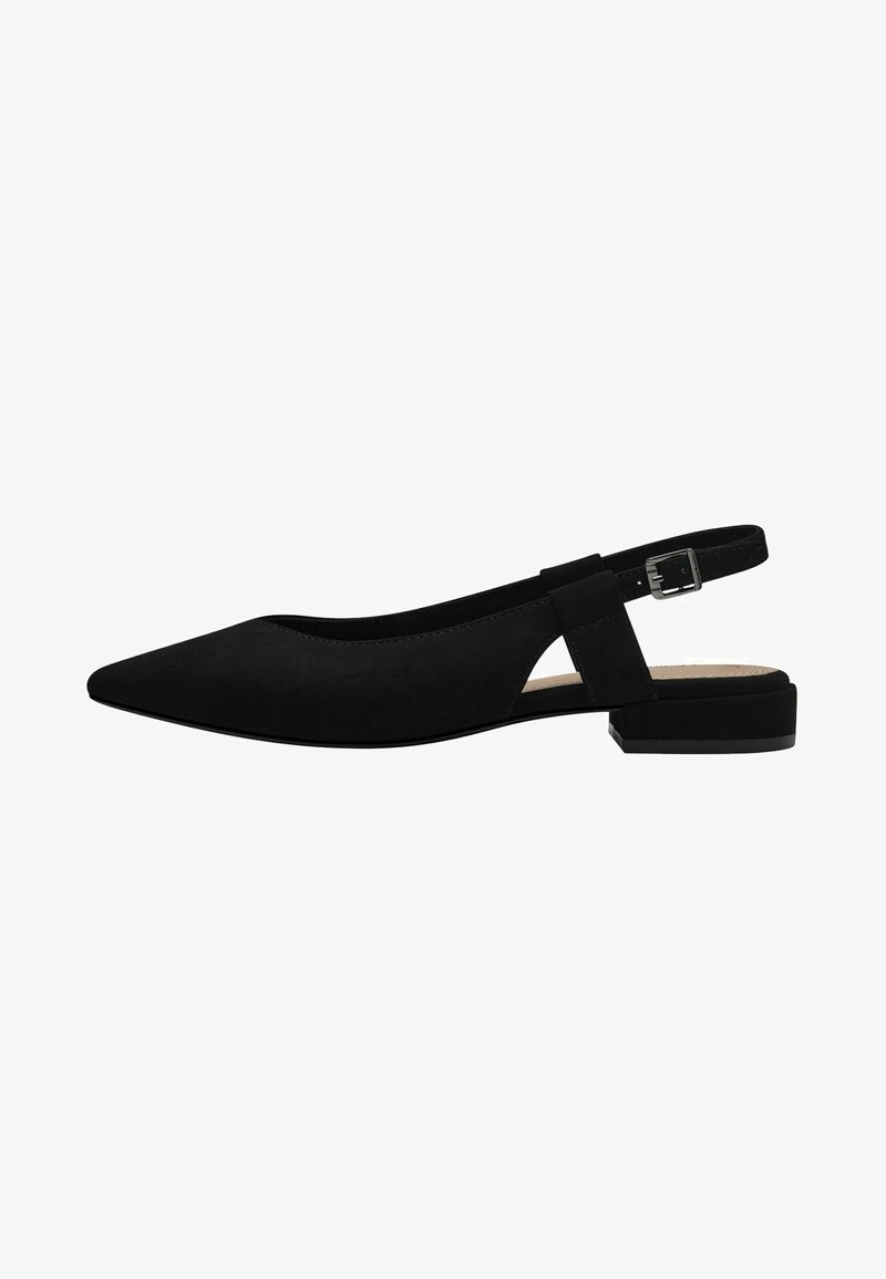 Juodos suedes slingback bateliai su smailiu priekiu, žemu blokiniu kulnu ir reguliuojama juostele. Pusėje yra išpjovos detalė.