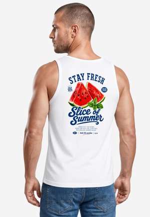 Mann in weißem Tanktop zeigt Text auf dem Rücken und Melonenscheiben mit dem Satz "Stay Fresh Slice of Summer" in blauen Buchstaben.