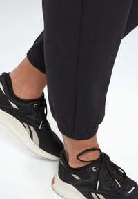 Reebok Träningsbyxor - black