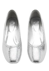 Ballerine argentate con una texture metallica screpolata, punta arrotondata e interno liscio. Design leggero per una facile vestibilità.