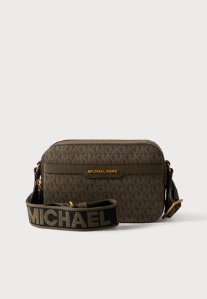 Brązowa, teksturowana torba Michael Kors na ramię z szerokim, regulowanym paskiem z dużymi literami "MICHAEL" oraz złotym okuciem.
