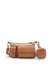 Borsa a tracolla in pelle marrone con più tasche, chiusura con zip, pochette piccola removibile e dettagli in metallo dorato. Texture liscia.