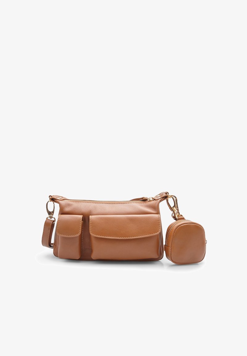 Borsa a tracolla in pelle marrone con più tasche, chiusura con zip, pochette piccola removibile e dettagli in metallo dorato. Texture liscia.