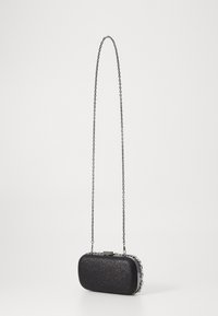 Pochette a forma rettangolare con glitter nero, tracolla in metallo e decorata con gemme trasparenti lungo il bordo.